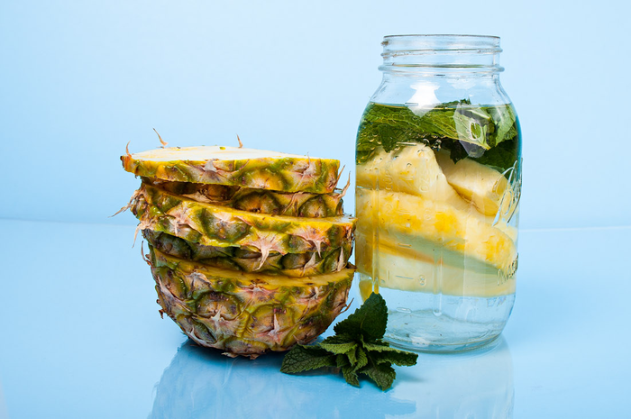 Nanas mengandung berbagai vitamin dan mineral penambah kesehatan serta enzim bromelain dan asam amino triptofan.