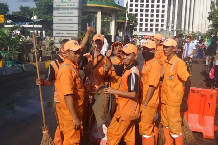 Sebuah video menunjukkan beberapa petugas PPSU harus berendam di dalam got berwarna hitam demi mendapatkan ini di tahun depan.
