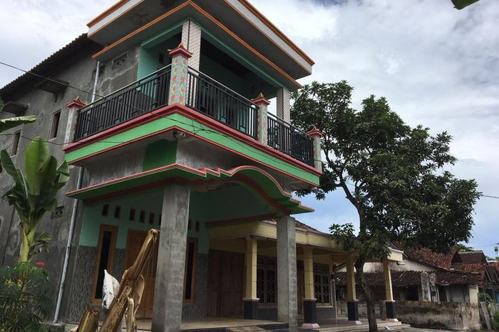 Menurut Sekdes Wanglu, Daroni (51), pemasang stiker keluarga miskin penerima bantuan sosial di rumah Erna dilakukan pada Selasa (17/12/2019).