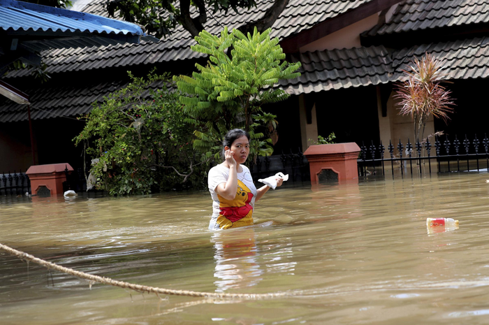 Paparan air banjir yang kotor membuat anak-anak mudah terjangkit penyakit karena tubuh anak-anak sangat rentan.