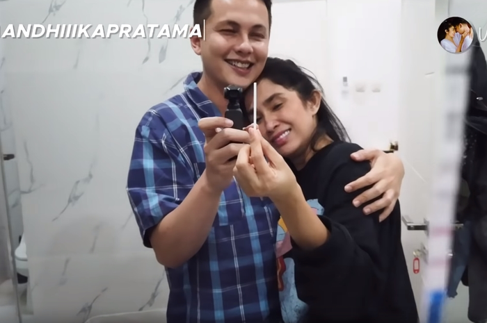 Ussy Sulistiawaty dan Andhika Pratama, tengah berbahagia. Sebab Ussy sedang hamil anak kelima mereka. 