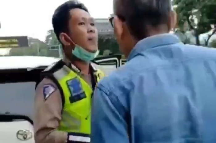 Seorang pengendara mobil terlihat marah-marah, mendorong, hingga mencekik leher seorang petugas kepolisian berpangkat Brigadir Kepala.