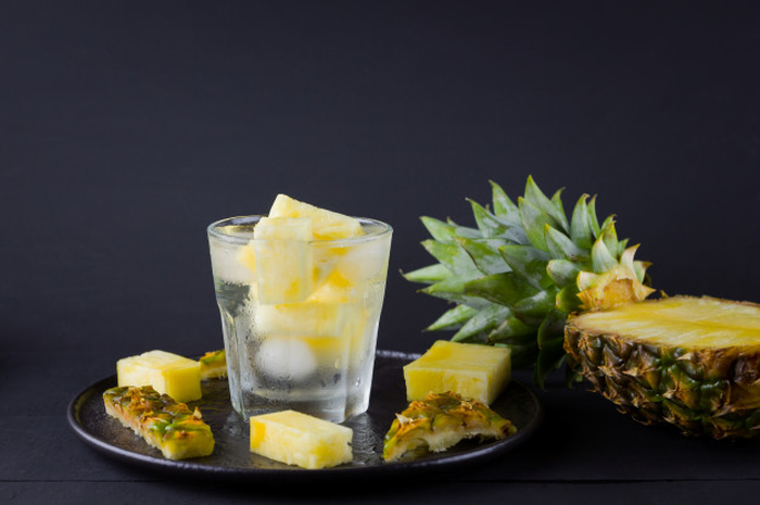 Nanas mengandung berbagai vitamin dan mineral penambah kesehatan serta enzim bromelain dan asam amino triptofan.