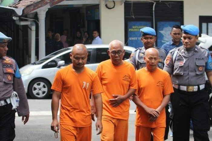 Mantan Ketua Asosiasi Perguruan Tinggi Swasta Indonesia (Aptisi) menilai berlebihan tindakan penggundulan tiga guru itu dari sisi edukasi.