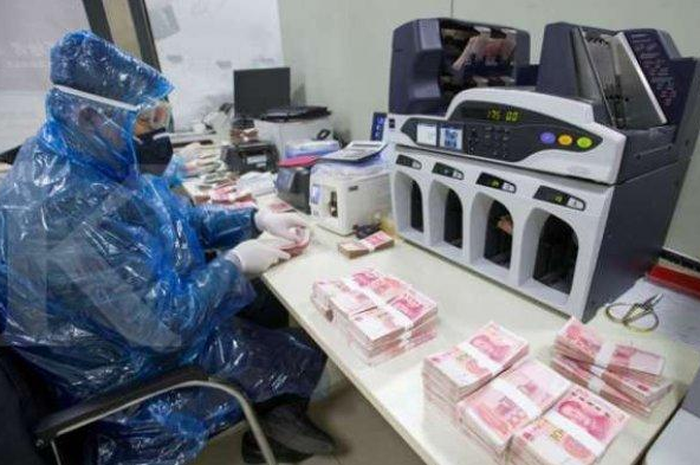 Panik takut terpapar virus corona, wanita Tiongkok nekat panaskan uangnya senilai Rp 6,5 juta dengan Microwave.