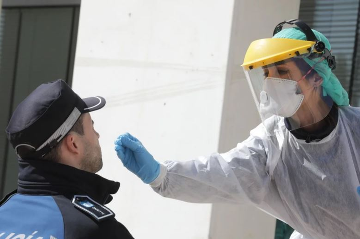 Rejimen pengujian virus corona menggunakan tes air liur “tanpa swab” sedang diujicobakan di Southampton, Inggris selatan.