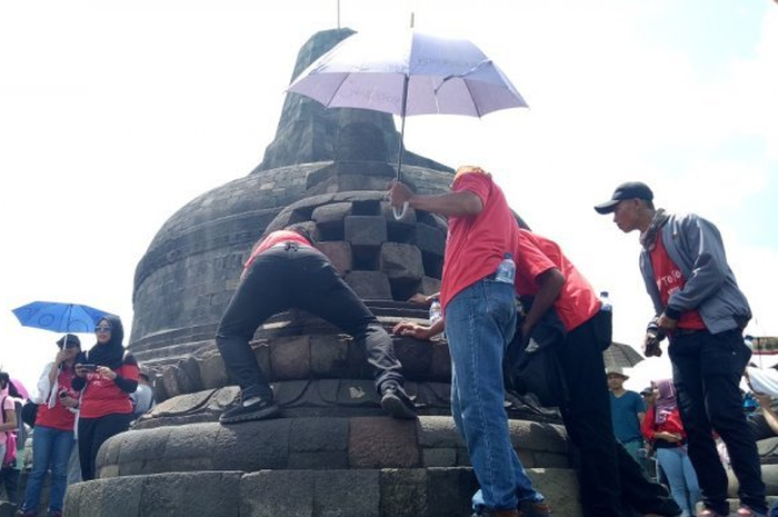 Salah satu yang kerap dilakukan pengunjung Candi Borobudur adalah merogoh stupa untuk menyentuh patung Buddha yang ada di dalamnya.