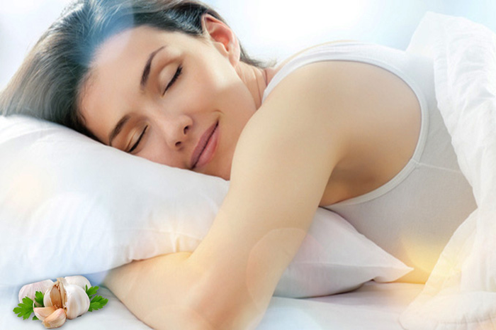 Coba meletakkan bawang putih di bawah bantal sebelum tidur, dan dapatkan manfaatnya, salah satunya kualitas tidur yang baik.