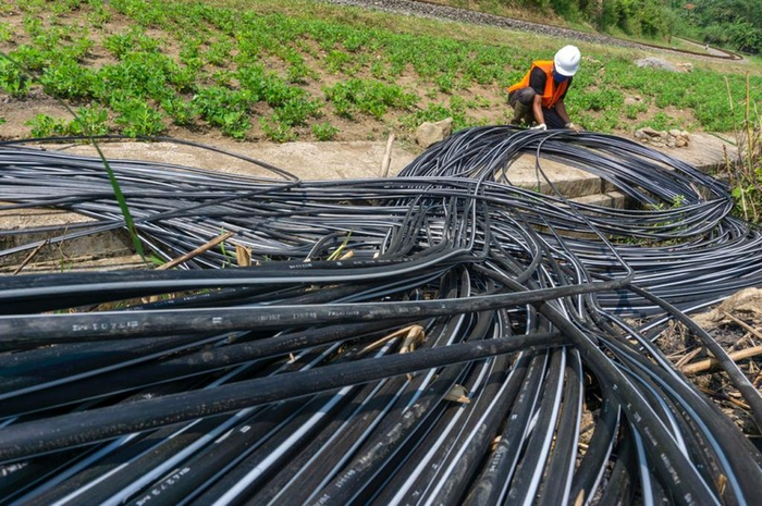 Masih banyak daerah terpencil di Jawa yang kesulitan mendapatkan akses internet, bahkan dari operator seluler sekalipun.