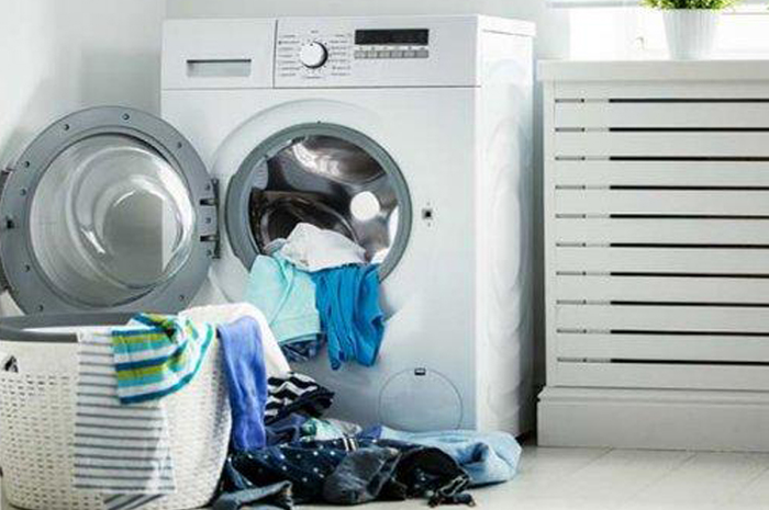 Musim hujan bikin cucian tidak kering, begini tips cegah bau apek pada baju seperti yang dilakukan tempat laundry.