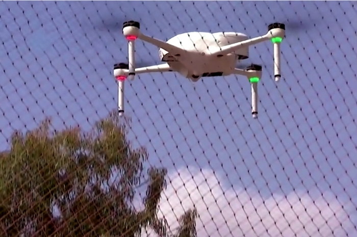Di Singapura, drone ikut serta berperan mencegah penyebaran virus Covid-19 dengan mengawasi warga yang tidak menjaga jarak.