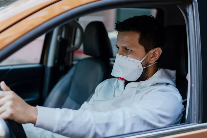 Untuk mencegah penyebaran virus corona, kita dianjurkan untuk memakai masker. Tapi perlukah memakai masker saat mengendarai mobil sendirian?