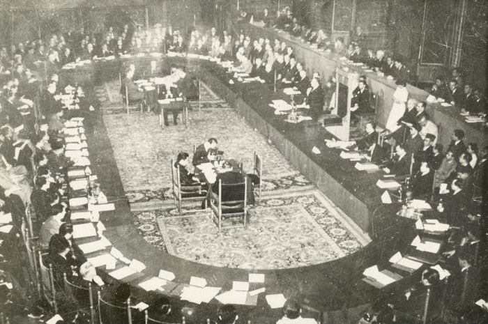 Konferensi Meja Bundar, 23 Agustus-2 November 1949, salah satu hasilnya Indonesia harus menanggung utang Pemerintah Hindia Belanda.