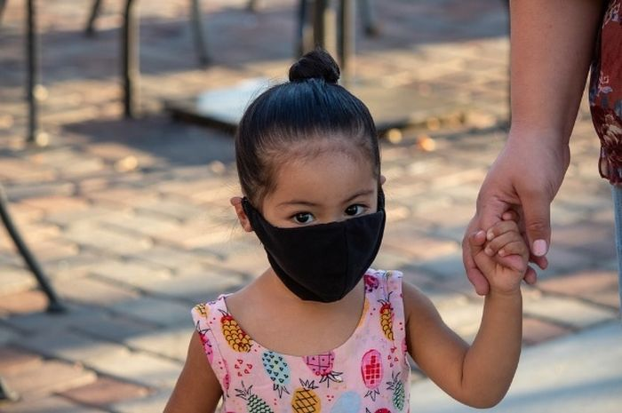 Begini cara terbaik agar si kecil mau pakai masker untuk cegah Covid-19, bukan dengan paksaan. tapi begini caranya.