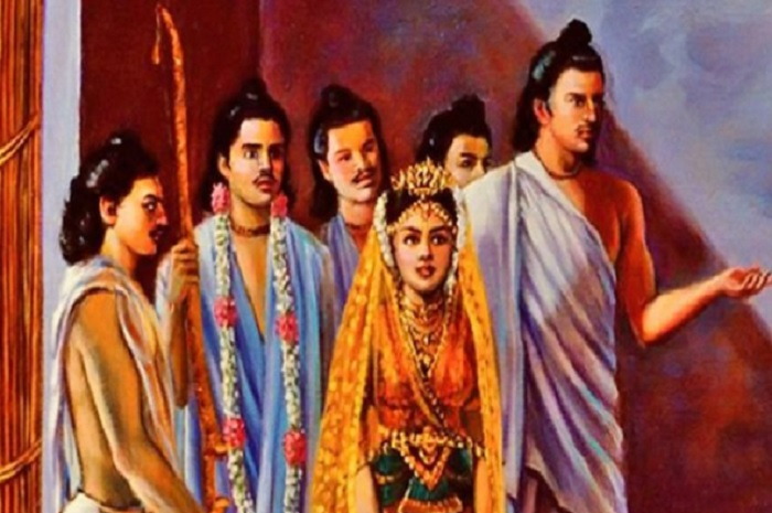 Dari Lima Pandawa, Drupadi paling menyukai Arjuna. Di sisi lain, Drupadi bukanlah istri kesayangan Arjuna.