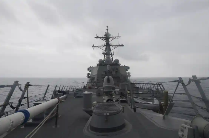 Kapal perang Rusia mengancam akan menabrak kapal perusak AS, ini yang kemudian dilakukan oleh Amerika. 