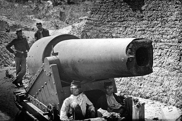 Salah satu dari banyak RML Parrott yang mengalami ledakan barel - 300-pdr, Pulau Morris, Carolina Selatan, 1863.