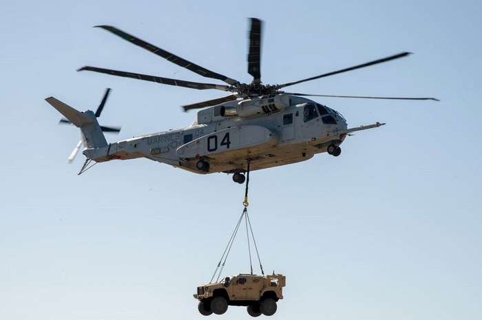 CH-53K King Stallion mengangkat Kendaraan Taktis Ringan Selama Latihan