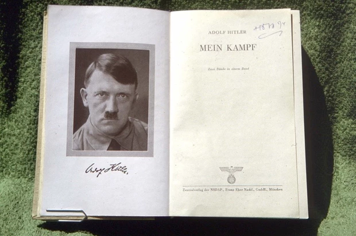 Buku Mein Kampf yang ditulis oleh Hitler.