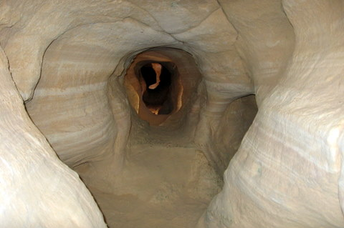 Sisa-sisa pertambangan tembaga yang ditemukan di Lembah Timna, Israel