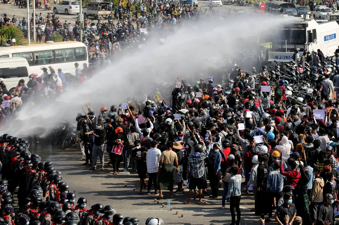 Demonstrasi melawan militer yang berkuasa di Myanmar.