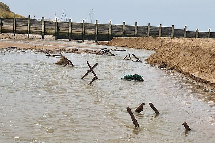 Seperti ini rupanya pertahanan saat Perang Dunia II, terbongkar ketika air surut oleh sapuan badai, di pantai Inggris.