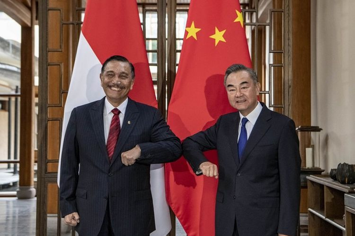 Menlu China Wang Yi berjumpa dengan Menko Luhut Binsar Pandjaitan membahas penguatan kerja sama antara China dengan Indonesia di Provinsi Yunnan, China, Jumat (9/10/2020).