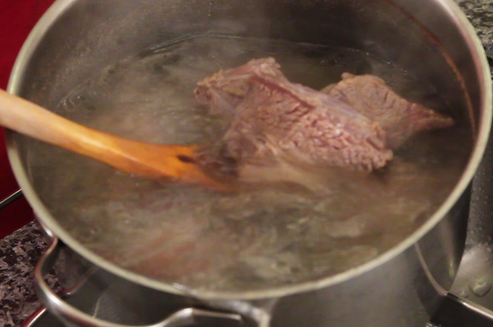 Merebus daging tanpa panci presto.