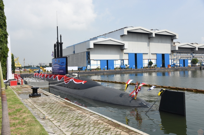 TNI Angkatan Laut (AL) menambah alat utama sistem persenjataan (alutsista) dengan kehadiran kapal selam Alugoro-405.