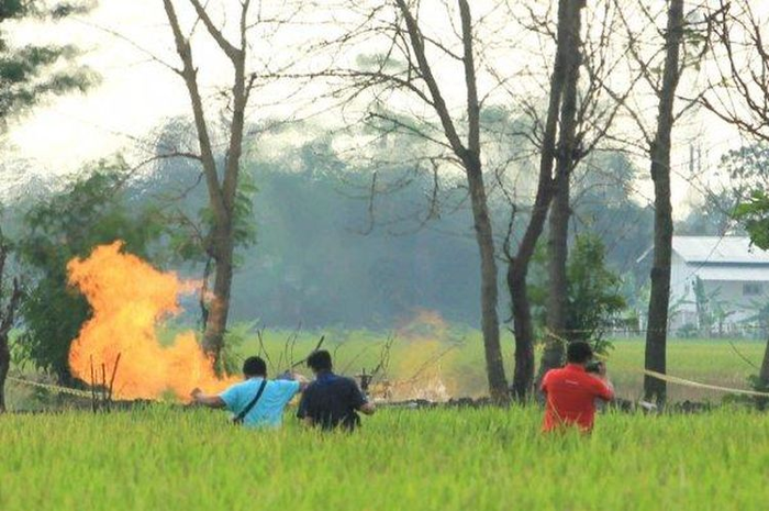 Semburan api di Desa Sukaperna, Kecamatan Tukdana, Kabupaten Indramayu, Sabtu (3/4/2021).