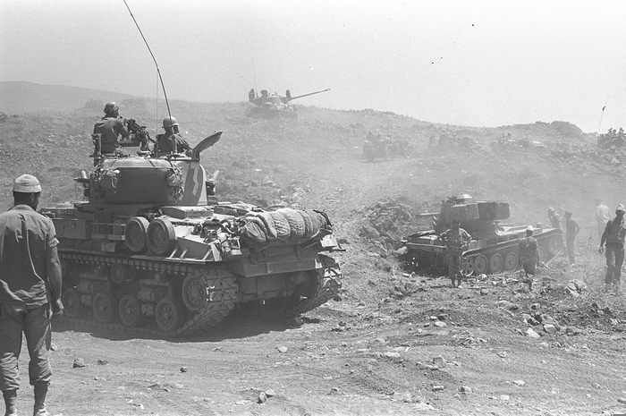 Tank Israel yang menyerang Mesir