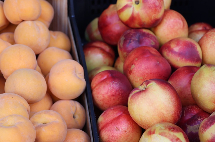Daging buah peach berwarna jingga kekuningan dan memiliki kandungan yang sangat baik untuk kesehatan tubuh.