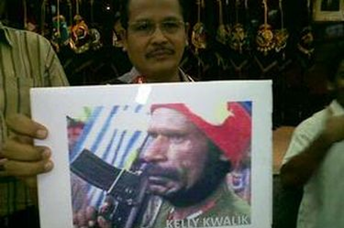Kelly Kwalik, pemimpin KKB Papua anak suku Amungme yang bertekad balaskan dendam suku atas dibangunnya tambang Freeport McMoRan