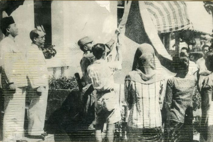 Pengibaran bendera merah putih di hari proklamasi. Alasan Bangsa Indonesia Perlu Melakukan Proklamasi Kemerdekaannya