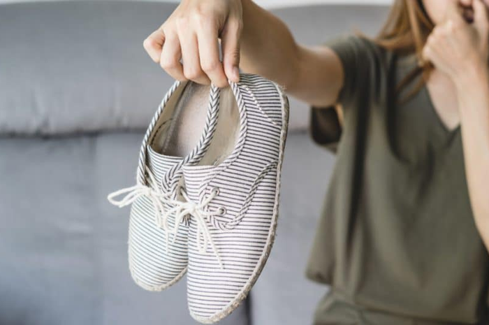 Menghilangkan bau sepatu