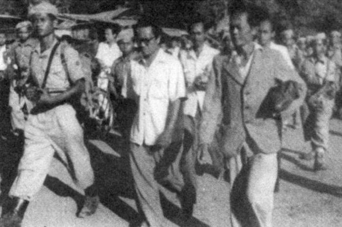 Amir Sjarifuddin digiring oleh aparat TNI setelah tertangkap pada November 1948 di Kudus, Jawa Tengah.