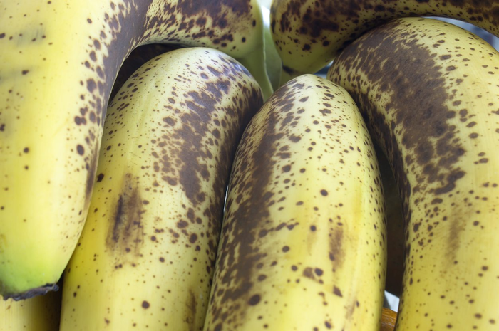 Pisang yang Mulai Hitam Karena Terlalu Matang 