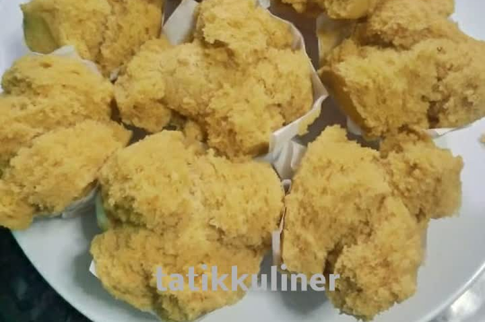 Bolu kukus gula merah, merekah, lembut, dan empuk.