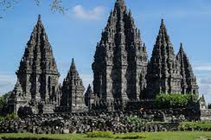 Candi Prambanan, salah satu peninggalan Kerajaan Mataram Kuno.