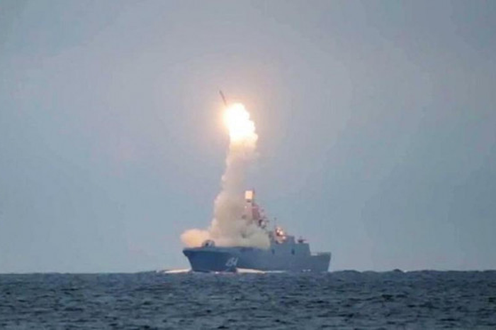 Kapal perang Rusia&nbsp;membawa&nbsp;rudal hipersonik berkemampuan nuklir&nbsp;menuju&nbsp;Inggris.