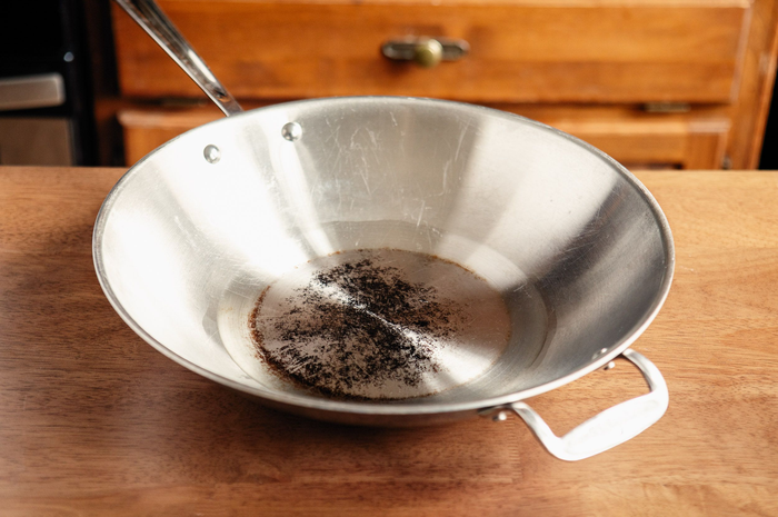 Hilangkan noda pada stainless steel, cukup dengan baking soda.
