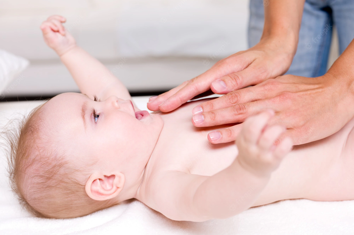 Begini cara memijat bayi, untuk menunjukkan bayi dicintai dan merasa aman.
