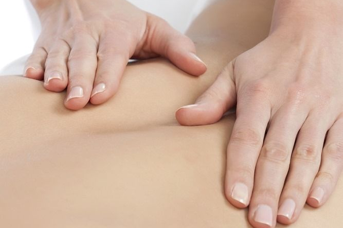Cara menyembuhkan hernia dengan pijat, terutama hernia tulang belakang.
