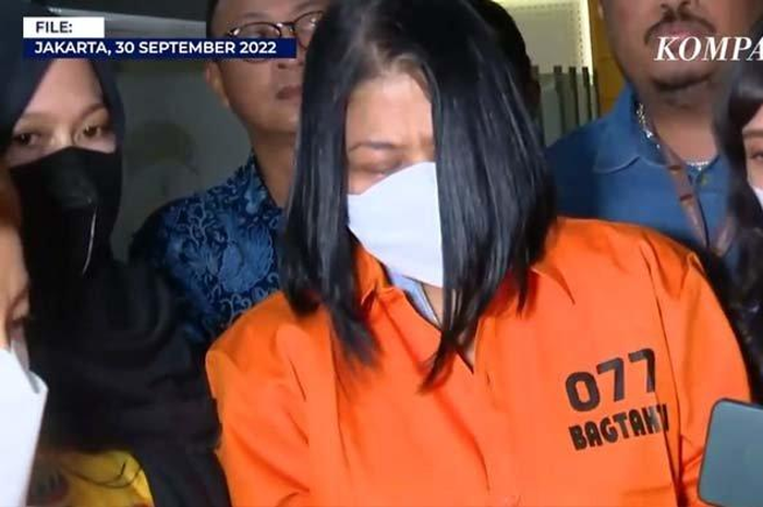 Putri Candrawathi memakai baju tahanan
