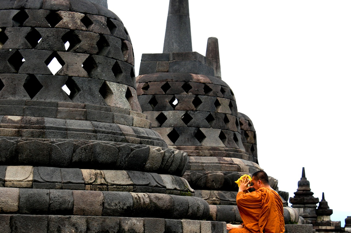 Ilustrasi. Apa bentuk budaya Hindu-Buddha yang masih dilakukan masyarakat setempat?