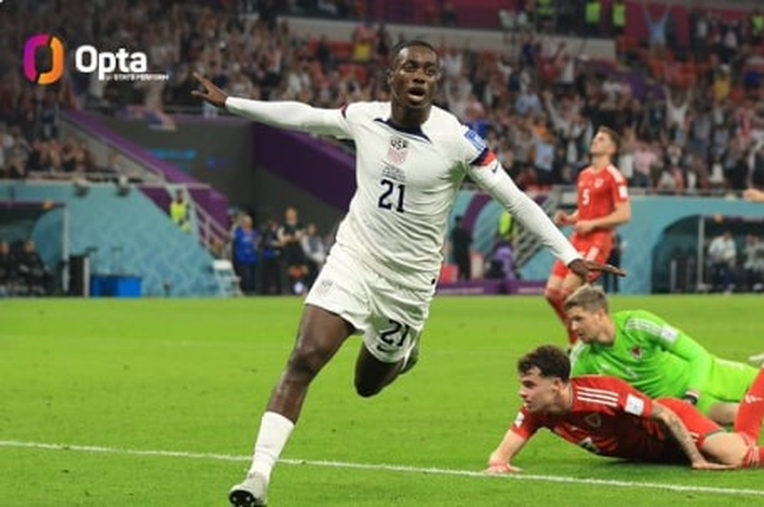 Timothy Weah, putra legenda AC Milan George Weah, merayakan gol dalam laga timnas AS vs Wales pada Grup B Piala Dunia 2022 di Ahmad bin Ali Stadium, Al Rayyan (21/11/2022).