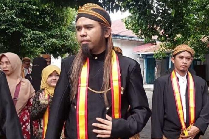 Gus Samsudin diberi gelar Kanjeng Raden Tumenggung (KRT).