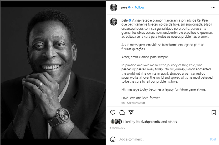 Setelah mengetahui kematian Pele, Ronaldo me-retweet foto Pele saat menyerahkan penghargaan Pemain Terbaik FIFA. 