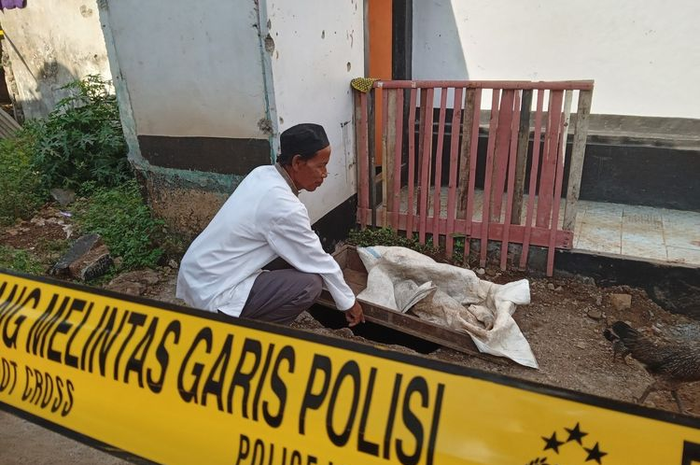 Lubang tempat korban pembunuhan wowon dikubur di belakang rumahnya.