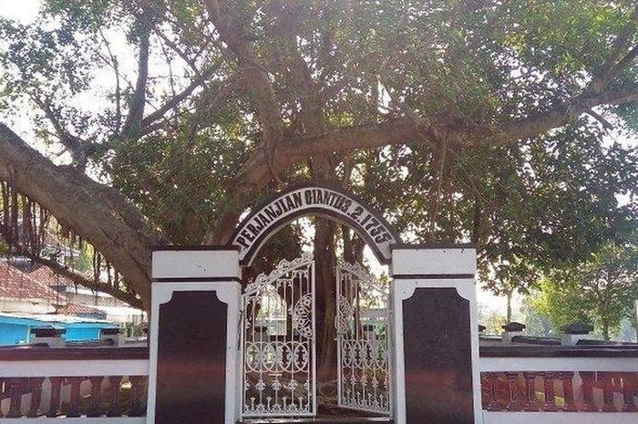 perjanjian Giyanti menjadi penanda pecahanya Mataram Islam jadi dua: Kasultanan Yogyakarta dan Kasunanan Surakarta. berkat politik adu domba VOC.